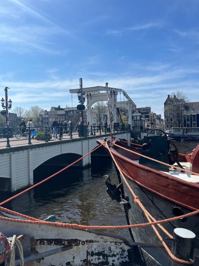 Skinny Bridge Houseboat Amstel View Amsterdam Bagian luar foto